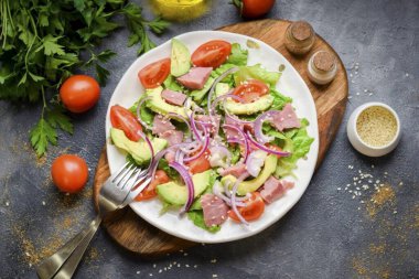 Bu, PP salatasının herkes tarafından beğenilecek hafif bir versiyonu. Jambon, sebze ve avokado karışımı lezzetli ve hafiftir. Bu salatayı denemeyi unutma, özellikle de çabuk piştiği için. Afiyet olsun.!