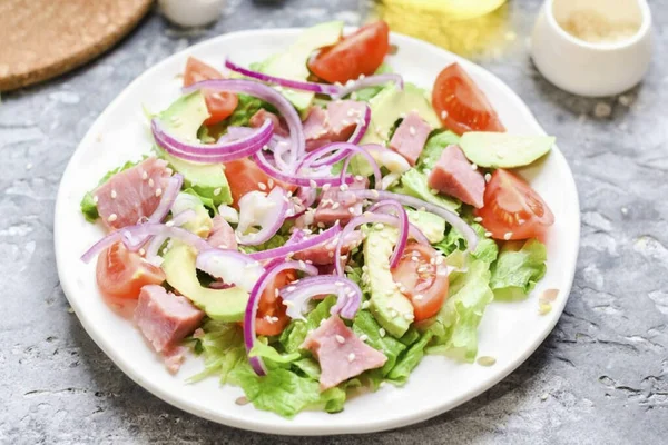 Cortar Cebolla Tiras Añadir Todos Los Ingredientes Luego Espolvoree Ensalada —  Fotos de Stock