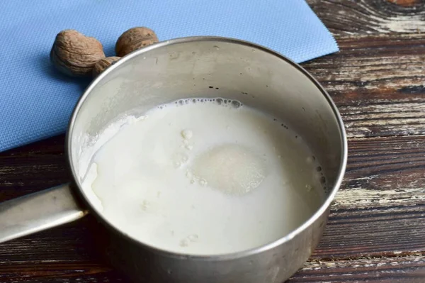 Kepçeye Süt Dökün Şeker Ekleyin Ile Vanilya Ekleyin Yemek Kaşığı — Stok fotoğraf