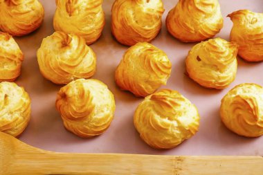 Hacimleri önemli ölçüde artacak, içi boş kalacak. Isıtıcıyı kapat ve profiterolleri ocakta soğumaya bırak..