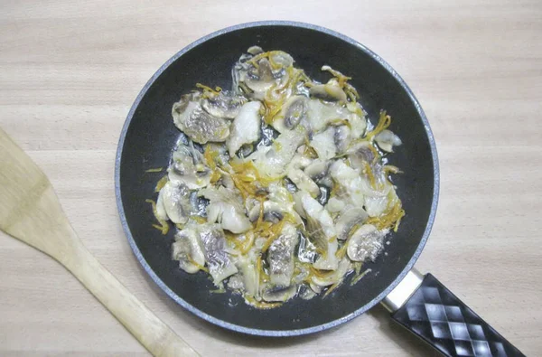 뚜껑을 생선을 야채와 버섯으로 끓인다 — 스톡 사진