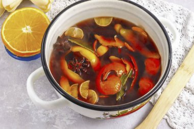 Kaynar su getir, ama kaynama. Sonra ısıtıcıyı kapat, konteynırı kapakla kapat ve 5-6 dakikalığına ayrıl. Bu süre zarfında baharatlar ve baharatlar tatlarını gösterecek ve içeceğe parlak bir koku verecek..