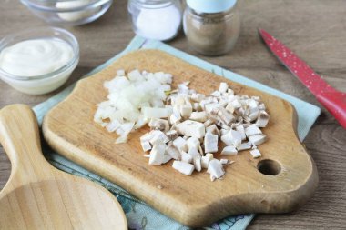 Soğan ve mantarları soy ve bu malzemeleri küçük küplere ayır..