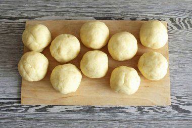 Hamuru yoğur. Şeklini iyi korumalı. Bu yüzden sıvı haldeyken biraz irmik ekleyin. Üç yemek kaşığına kadar izin verildi. Parayı kasede 10 dakika bırak..
