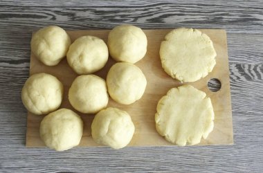 Hamuru yoğur. Şeklini iyi korumalı. Bu yüzden sıvı haldeyken biraz irmik ekleyin. Üç yemek kaşığına kadar izin verildi. Parayı kasede 10 dakika bırak..