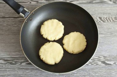 Krepleri az ısıda sotelendir. Her iki tarafta 5 dakika..