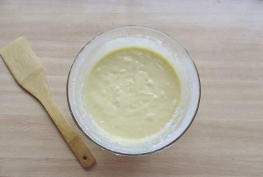 Hamuru pürüzsüz ve yumrusak olana kadar karıştırmak için çırpıcı ya da çırpıcı kullan. Kalınlık açısından, hamur kalın gözleme gibi olmalı..