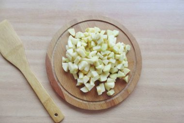 Elmaları yıka, soy ve küçük küplere böl..