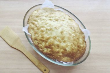 Turtayı 45-50 dakika pişir, 175-180 derecede, altın kahverengiye kadar. Hazırlığı kuru bir tahta sopayla kontrol et..