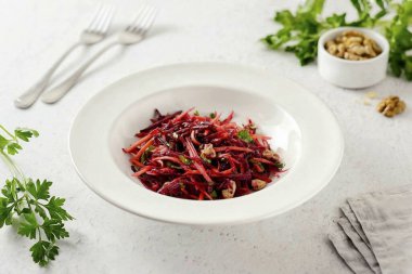 Taze pancar salatası hazır. Salata çok çabuk hazırlandı. Tadı sulu, taze ve lezzetli. Afiyet olsun.!