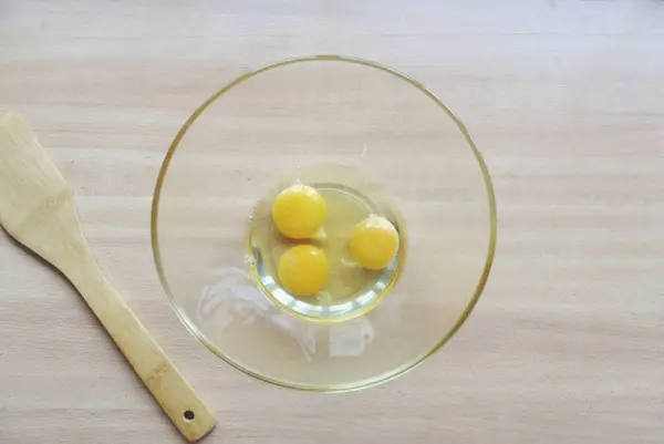 Σπάστε Αυγά Ένα Βαθύ Μπολ — Φωτογραφία Αρχείου