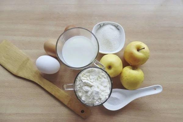 Bereiten Sie Alle Zutaten Für Einen Altmodischen Apfelkuchen Vor — Stockfoto