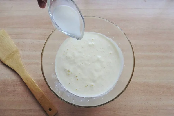 溶かしたバターを加え 牛乳を注ぐ — ストック写真