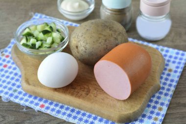 Donmuş Salatalık yapmak için gereken tüm malzemeleri hazırlayın..