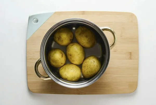 Πλύνετε Καλά Τις Πατάτες Βράζουμε Στη Φλούδα Μέχρι Ψηθεί Μισό — Φωτογραφία Αρχείου
