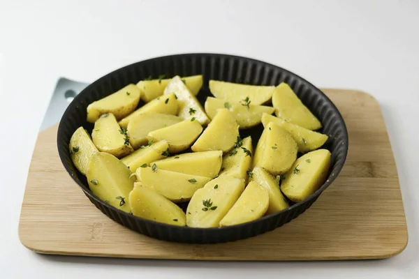 Coloque Batatas Uma Camada Uma Assadeira Asse Forno Pré Aquecido — Fotografia de Stock