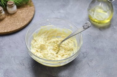 Her şeyi iyice karıştır, sos hazır. Fırını 180 dereceye kadar ısıt..