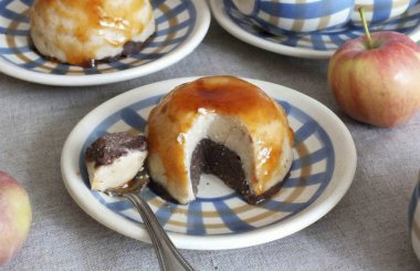 Magcake kupada kekin teki. Buna ayrıca fincanda kahvaltı da denir. Bir sürü çeşit mıknatıslı kek var. Ama hepsi hazırlığın basitliği ile birleşti. Mikrodalgada yapmayı teklif ediyorum! Afiyet olsun.!