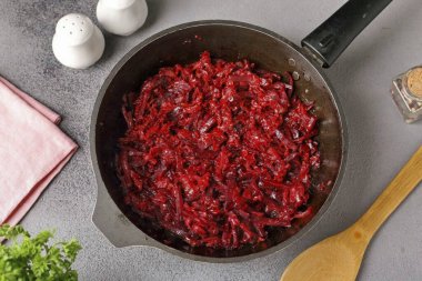 Her şeyi iyice karıştır ve 2-3 dakika kaynat..