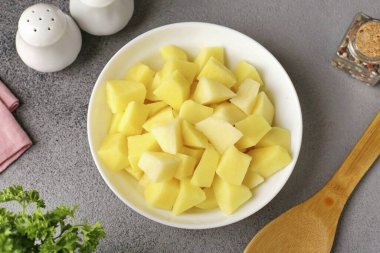 Sonra patates püresi ekleyin ve yumuşak olana kadar pişirin..