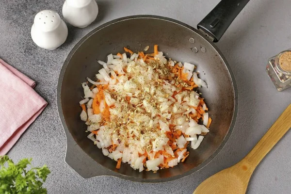 Лук Почистить Морковь Натереть Терке Овощи Положить Предварительно Разогретую Сковороду — стоковое фото