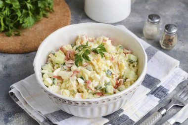 Bugün mısır olmayan bir yengeç salatası hazırlayalım. Basit, lezzetli ve tatmin edici. Salata günlük diyet ve her gün için uygundur. Not al! Afiyet olsun.!