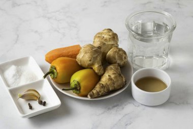 Turşulu Kudüs enginarı yapmak için gerekli tüm malzemeleri hazırlayın..