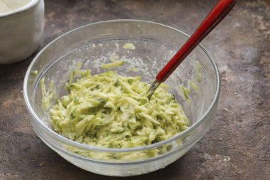 İçindekileri bir kasede karıştır..