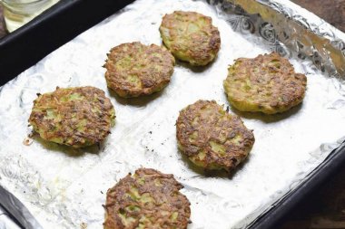 Her iki tarafta 12-15 dakika kabaklı krep pişir. Basit ve lezzetli, çok lezzetli kabaklı krepleri fırında pişiriyoruz. Pişirme sayesinde, tarifteki yağ miktarı minimum düzeyde tutulacak..