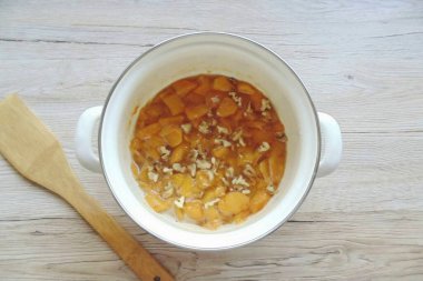 Pişirme bitmeden 2-3 dakika önce soyulmuş fındıkları istediğiniz gibi, tencereye ekleyin..