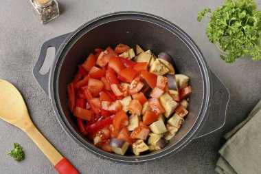 Sonra doğranmış patlıcan ve domates ekleyin. Biberi dilimlere ayır..