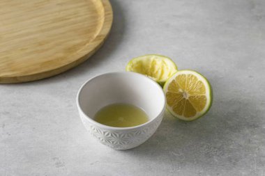 Limonun suyunu sıkın..