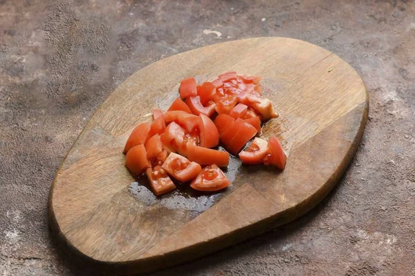 トマトをすすぎ 乾燥させ 小さなキューブに切ります — ストック写真
