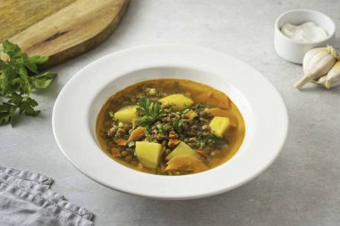 Kahverengi mercimek çorbası hazır. Yoğun, sıcak ve doygun olduğu ortaya çıktı. İnce bir menü için uygun. Yeterince hızlı pişiyor, bu yüzden öğle yemeği için mükemmel. Afiyet olsun.!