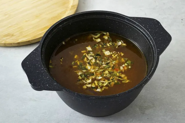 Mit Wasser Aufgießen Getrocknete Suppenwürze Und Tomatenmark Hinzufügen Zum Kochen — Stockfoto