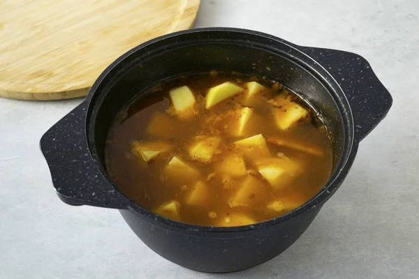 Dann Die Geschälten Und Geschnittenen Mittelgroßen Kartoffeln Hinzufügen Die Suppe — Stockfoto