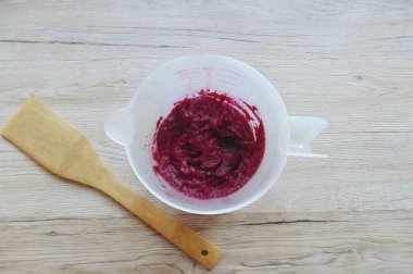 Pancar, sarımsak ve soğanları el blendırıyla çırpın. Bebek püresinin tutarlılığına ulaşın.