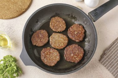 İhaleye kadar her iki tarafta da orta sıcaklıkta kızart..