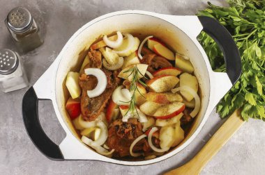 Tuz ve karabiber ekle, bir tutam biberiye veya kuru biberiye ekle, kekik. Elma dilimlerini yumuşatmak ve meyve suyunu serbest bırakmak için her şeyi ortalama sıcaklıkta 15 dakika kadar kaynatın..