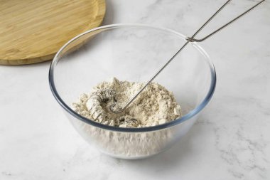 Hem unu hem de bir tutam tuzu derin bir kasede birleştir..