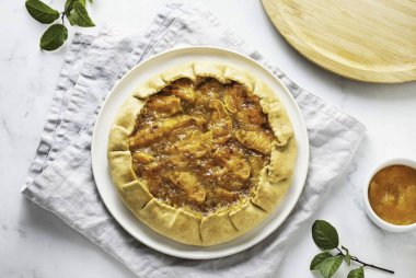 Kayısılı bisküvi hazır. Kayısılı bisküvi, aile çay partisi için harika bir seçenektir! Dolgu tatlı ve aromatik, hamur da biraz çıtır çıtır ve ufalanmış. Afiyet olsun.!