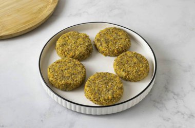 Küçük köfteler yapın. Kalıbı koy..