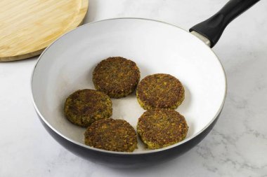 Onları tavada tereyağlı tavada kızart. Çıtır çıtır olana kadar her iki yanında 4-5 dakika boyunca..