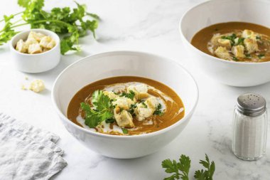 Beyaz kızarmış ekmek ve ince doğranmış kişniş çorbası servis et. Azerbaycan mercimek çorbası hazır, afiyet olsun.!