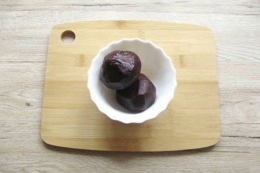 Yıka, kaynat, soğut ve pancarları soy..