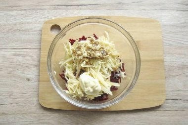 Cevizleri doğra ama toza dönüştürme. Pancar ve elmalı bir yer. Mayonezli salata mevsimi.