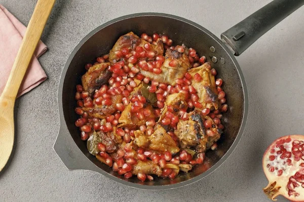 Adicione Sementes Romã Cozinhe Por Mais Minutos Coelho Com Romã — Fotografia de Stock