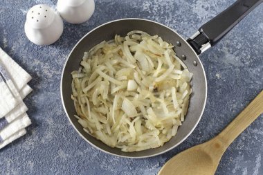 Soğanları ayrı ayrı kızart, tüyler ya da yarım halkalar halinde doğra, yumuşayana kadar. Soğanı hafifçe tatmak için mevsim.