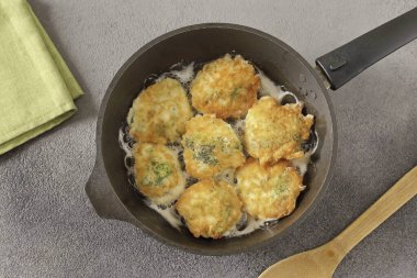 Koyu kahverengiye kadar her iki tarafta da kızartma var. Peynir hamurlu brokoli hazır..