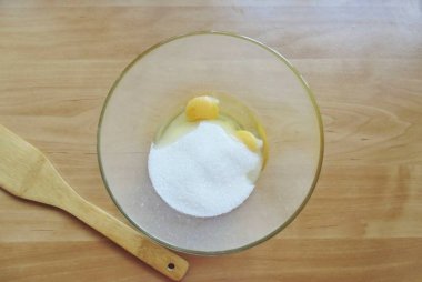 Şeker ve yumurta ekle..